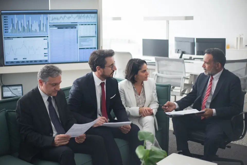 Advisors in discussion around a conference table